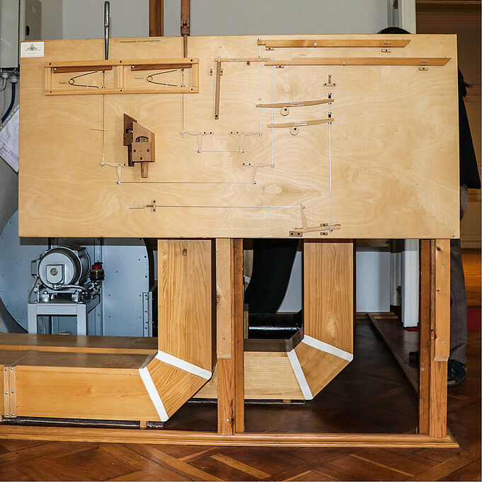 Vorher Klaviaturmodell vor Ausstellungsgestaltung