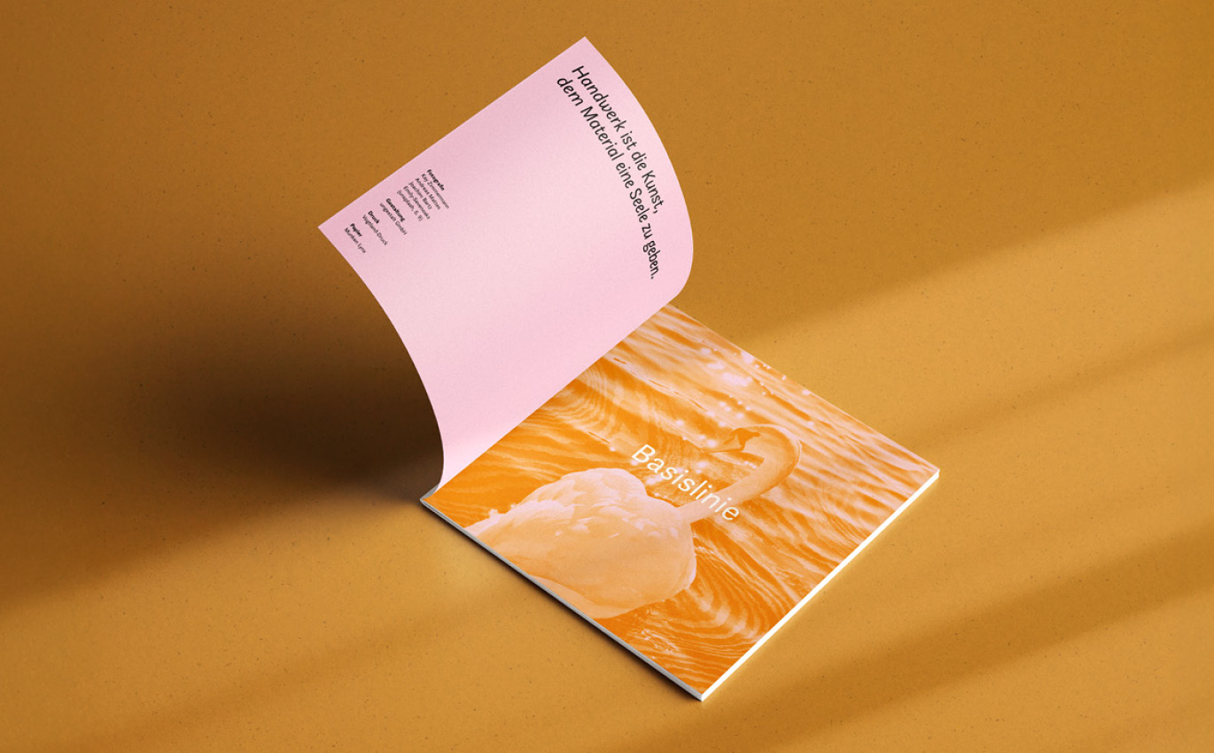 Der offene Katalog. Rechts steht "Basislinie". Dahinter ist das Foto eines Schwans zu erkennen.