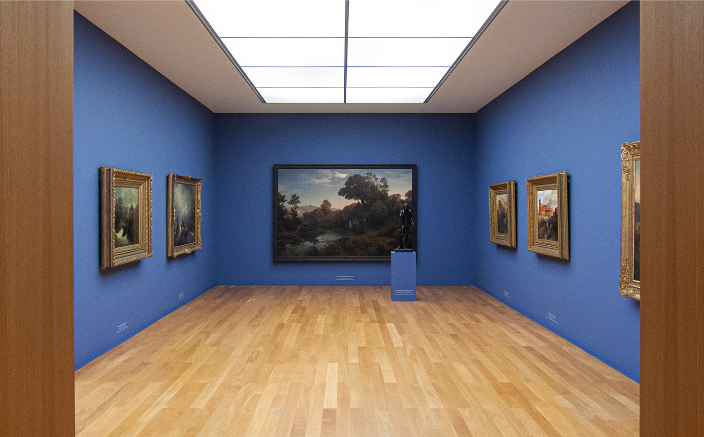 Blau gestrichener Raum mit Exponaten der Museumsausstellung 