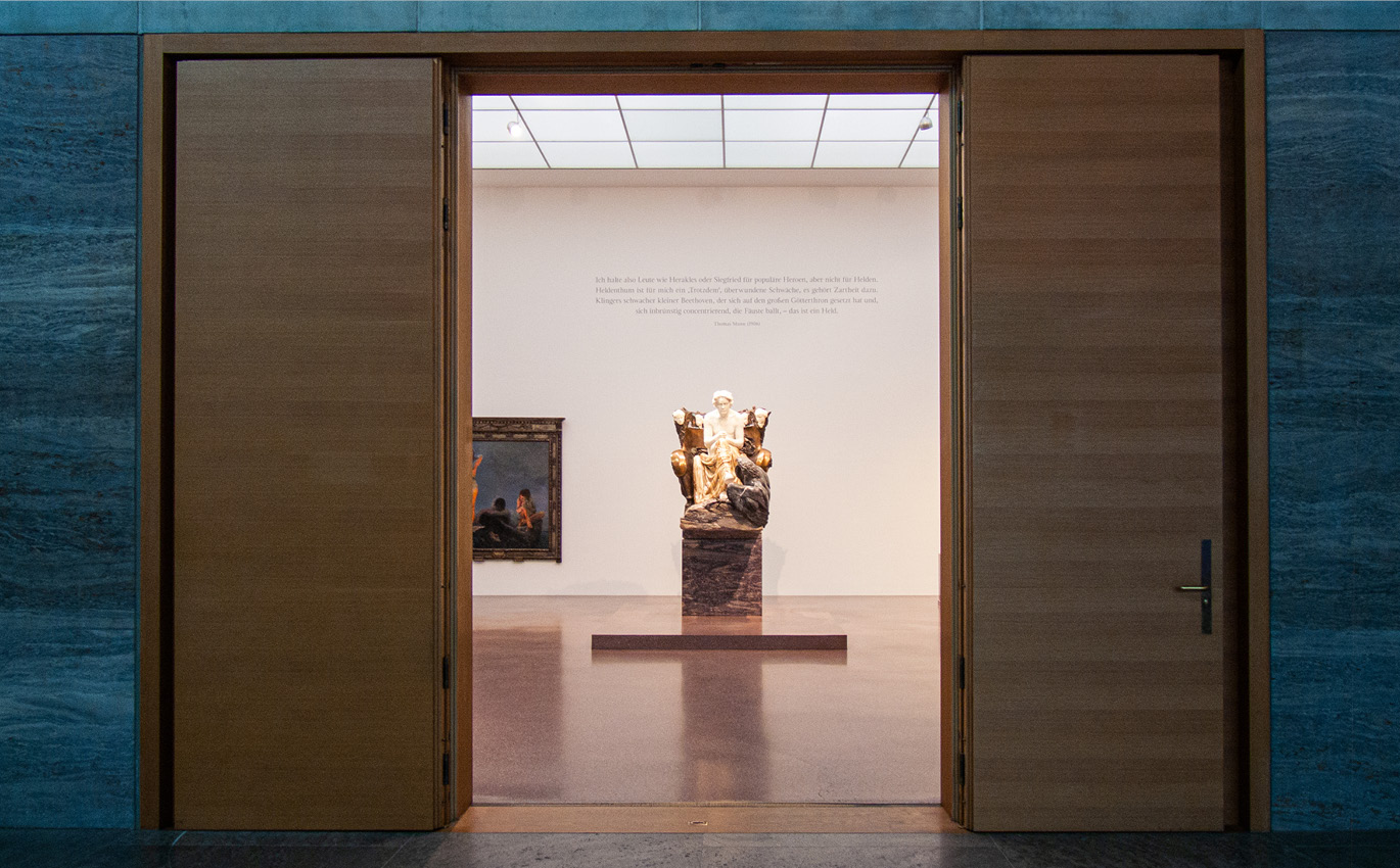 Ausstellungseingang mit Blick auf das Ausstellungswerk von Max Klinger und dem integrierten Typografie Design