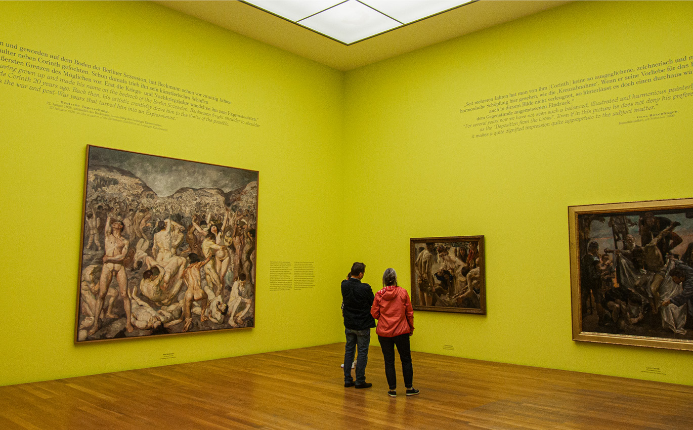 Ausstellungsraum 'Klassische Morderne' erstrahlt in gelber Wandfarbe und präsentiert drei Ausstellungs-Exponate 
