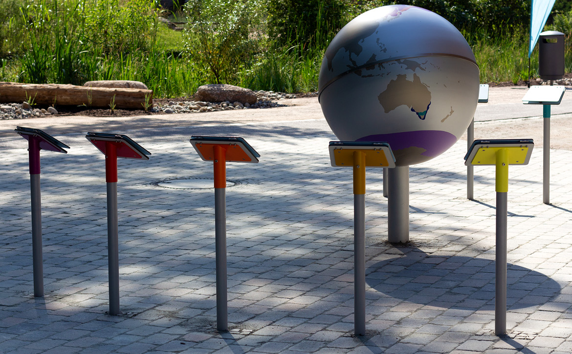 Foto der Weltkugel mit den aufklappbaren Infotafeln drumherum.