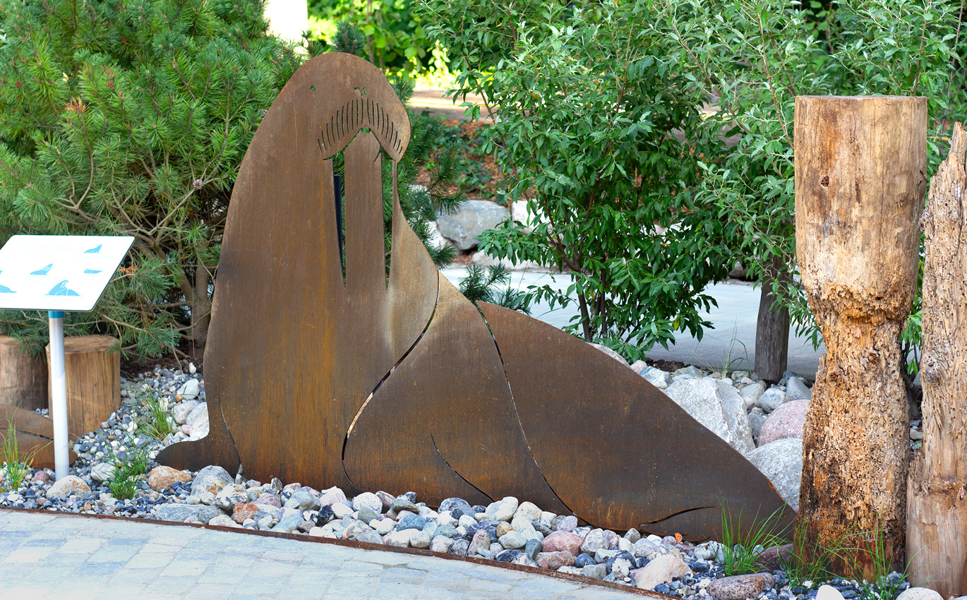 Foto einer lebensgroßen Stahlsilhouette einer Robbe.