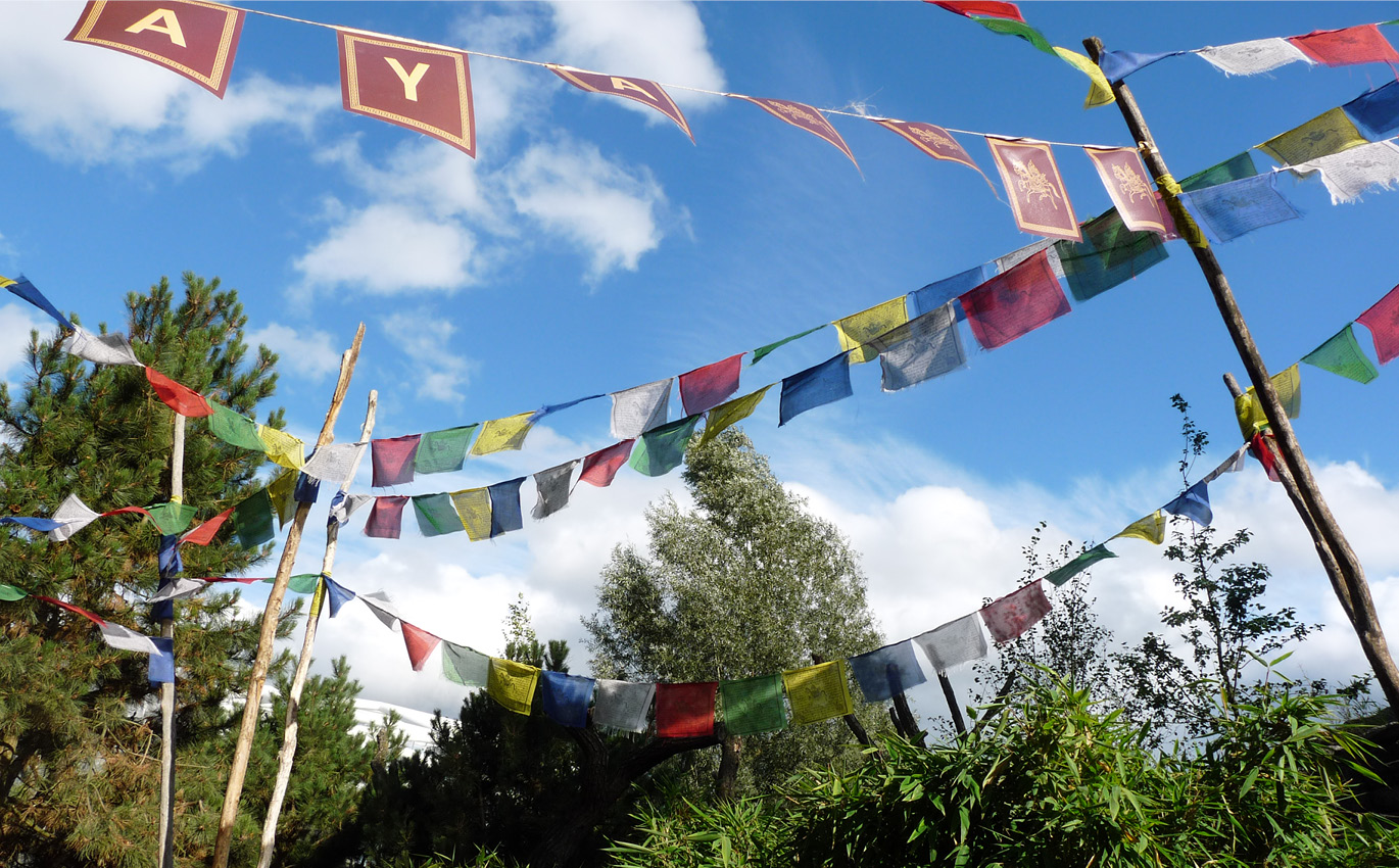 Buddhistische Gebetsfahnen als Teil der Ausstellungsgestaltung der Himalaya-Felslandschaft