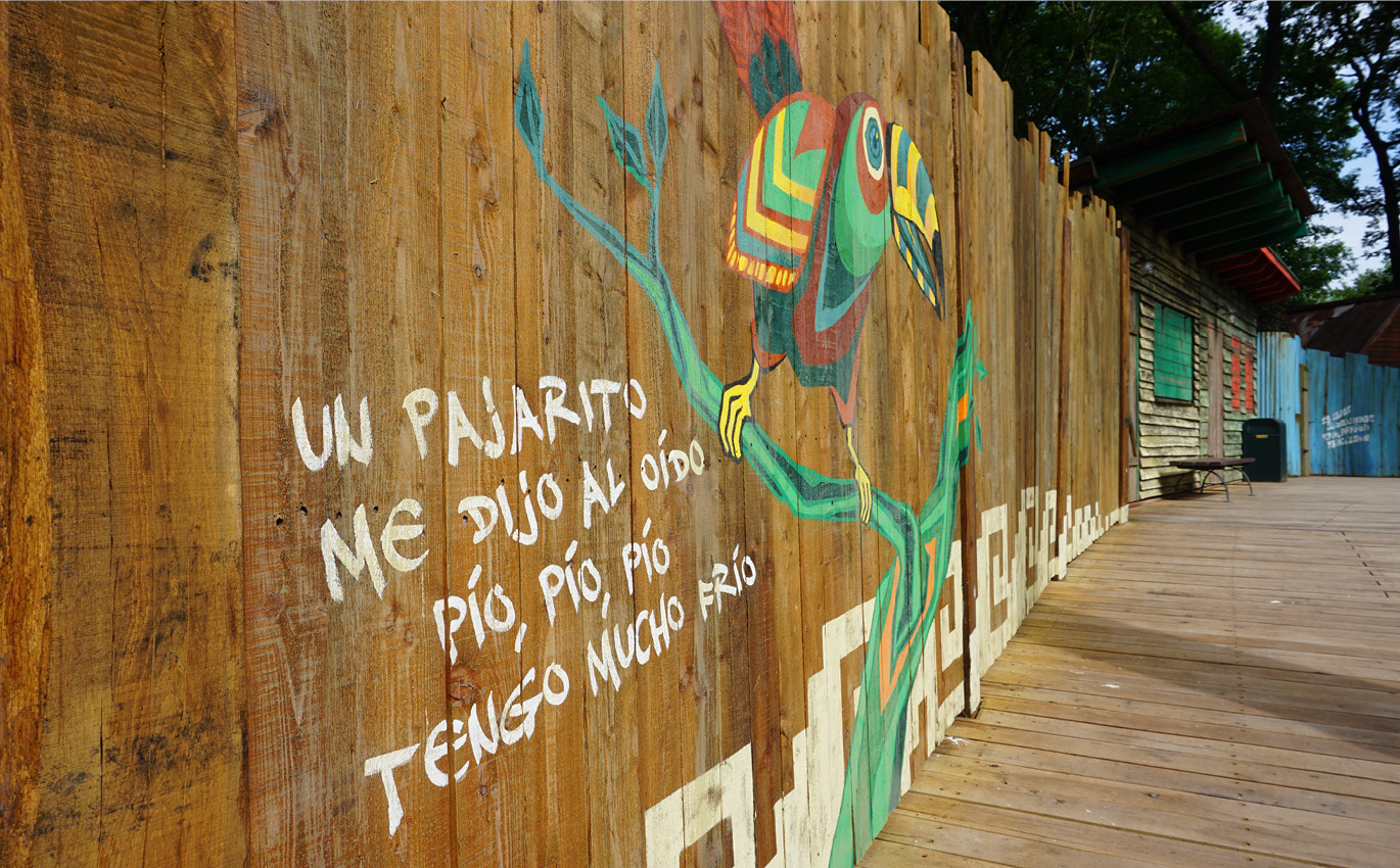 Spanische Kinderreime typografische Fassadenmalerei von spanischen Kinderreimen als Teil der szenografischen Gestaltung im Zoo Leipzig