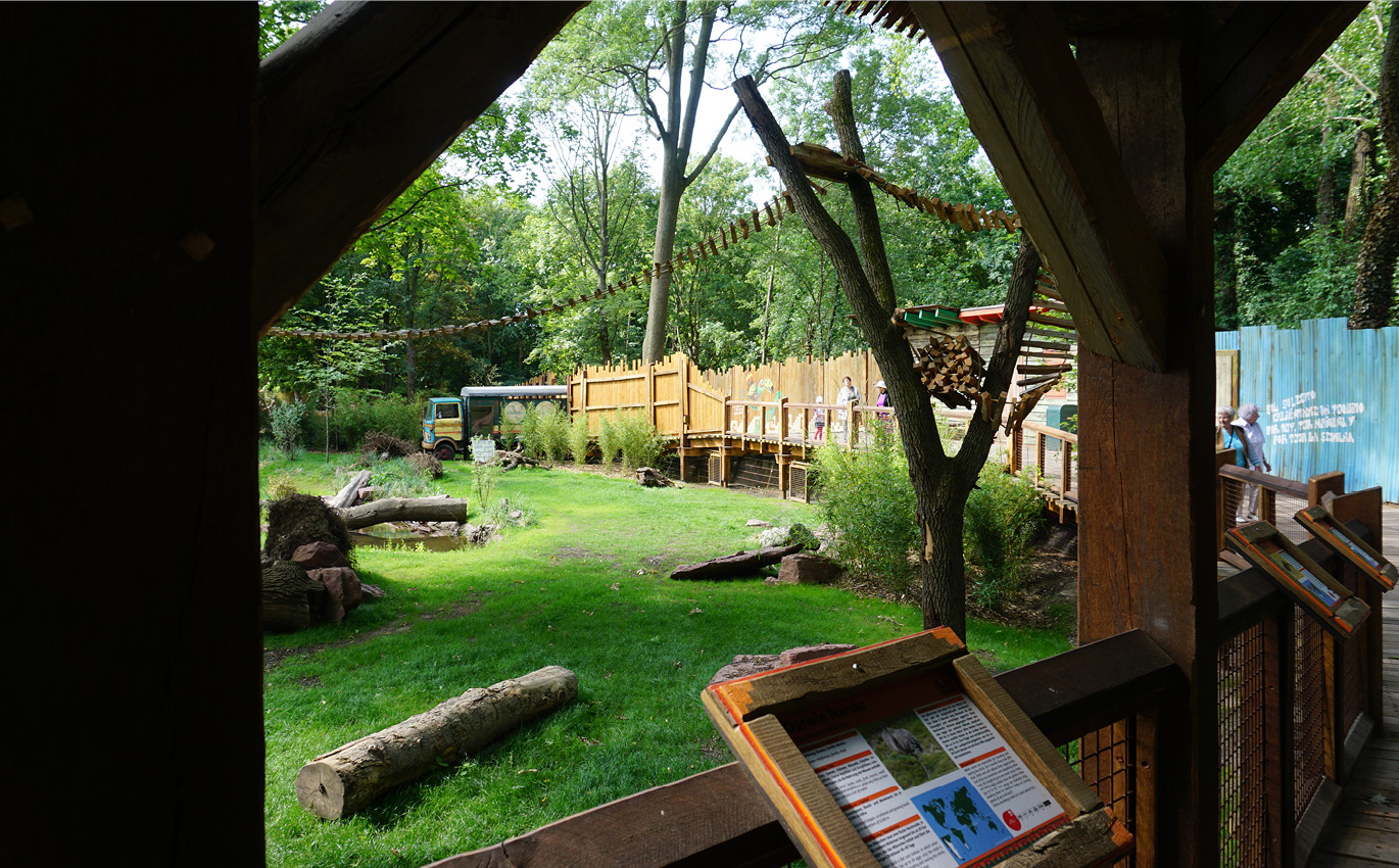 Immersive Landschaft Tiergehege der Erlebniswelt Südamerika mit szenografischer Fassadenbemalung