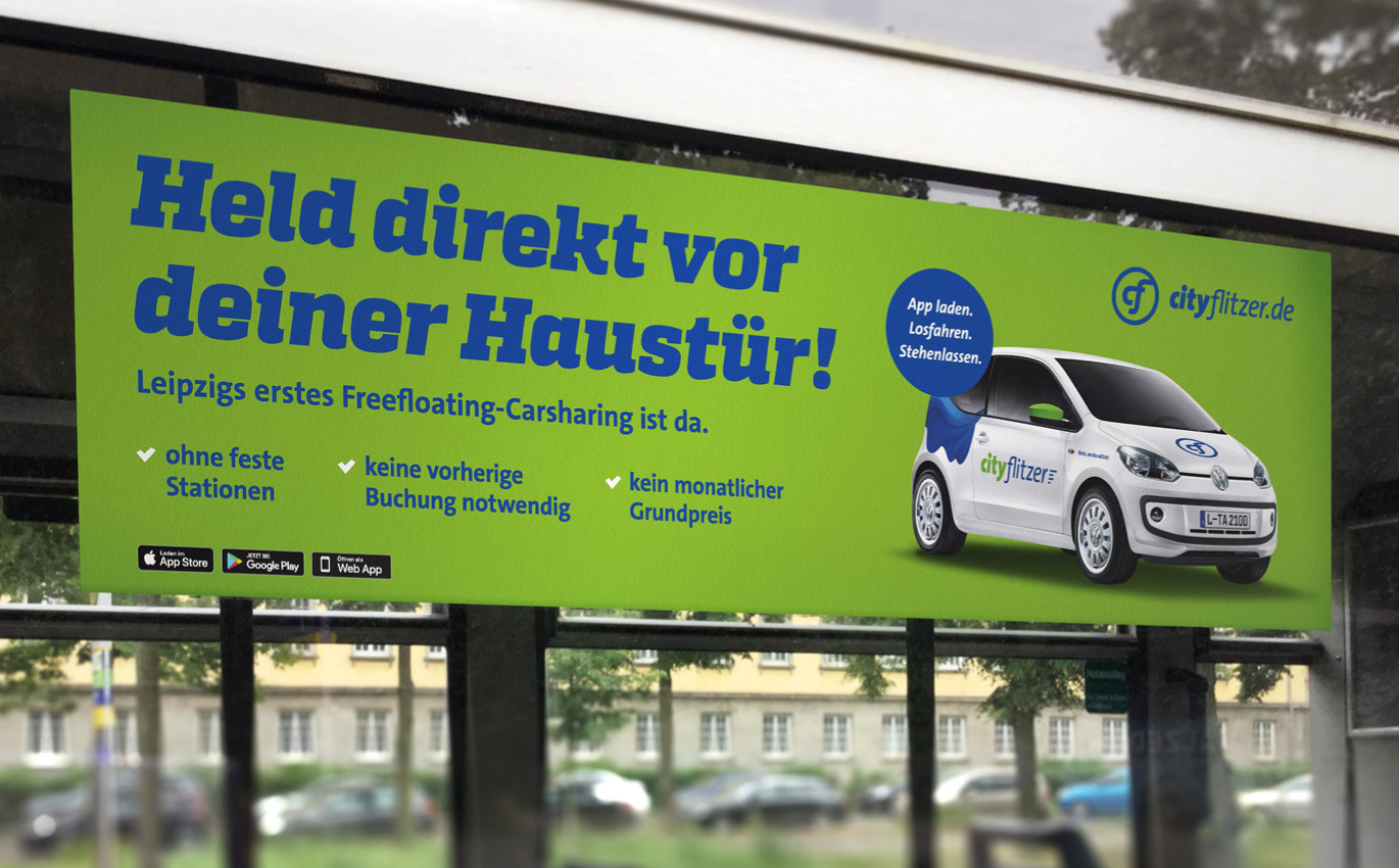Plakatgestaltung im Corporate Design von cityflitzer an einer Straßenbahn